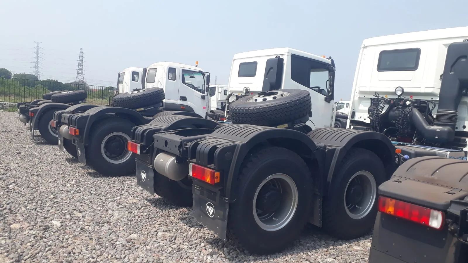 Armada chassis truk Foton di pool